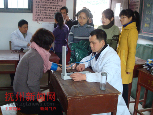 3��4�գ���ƺ������ѧУ��Ů��ʦ�ڽ������