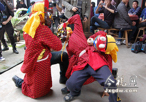 一群少年在傩鼓伴奏下表演