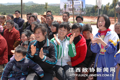 �ݳ�����ɣ�����Ļ��㳡�ݳ����ܵ�Ⱥ�ڵ����һ�ӭ��