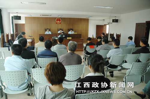 ����ʡ�Ϸ��ط�Ժ����7���˴��������ЭίԱ�μ�һ���Ͷ���������������ͥ���Ħ