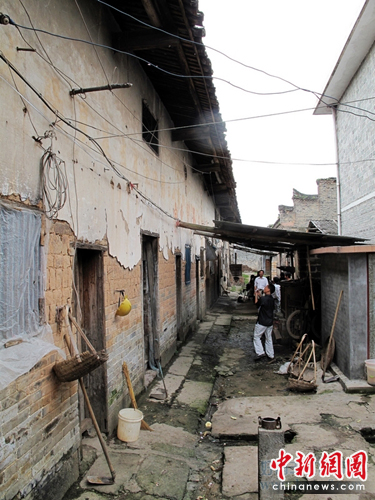 �����Ϸ��ط���ͬ��һ�ڵĴ��͹�����������ǽ