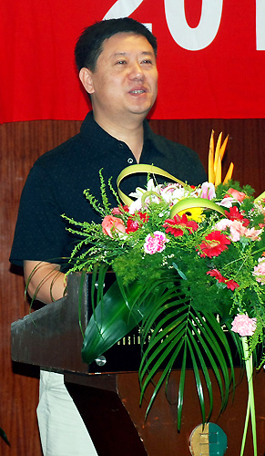 县委常委、工业园区党工委书记邓军介绍园区情况