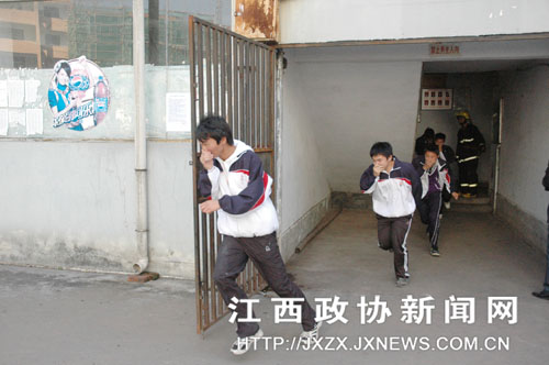 �Ϸ��ؿ�չ��������ȫ������У԰���