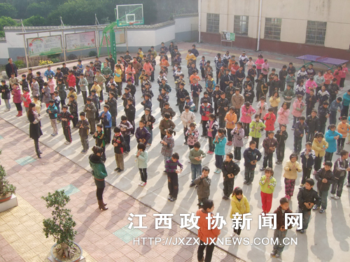 �Ϸ�����Ϫ������Сѧȫ��ѧ�����ڲٳ��ϱ��ݡ��ж����ġ�����٣��������ʦ�İ���