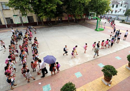 南丰县莱溪乡中心小学的学生们放学回家